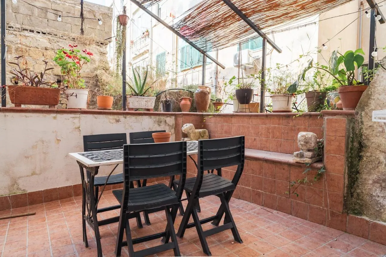 Appartamento In Pieno Centro Storico Con Terrazzo “O'Vicariello” Naples Holiday home